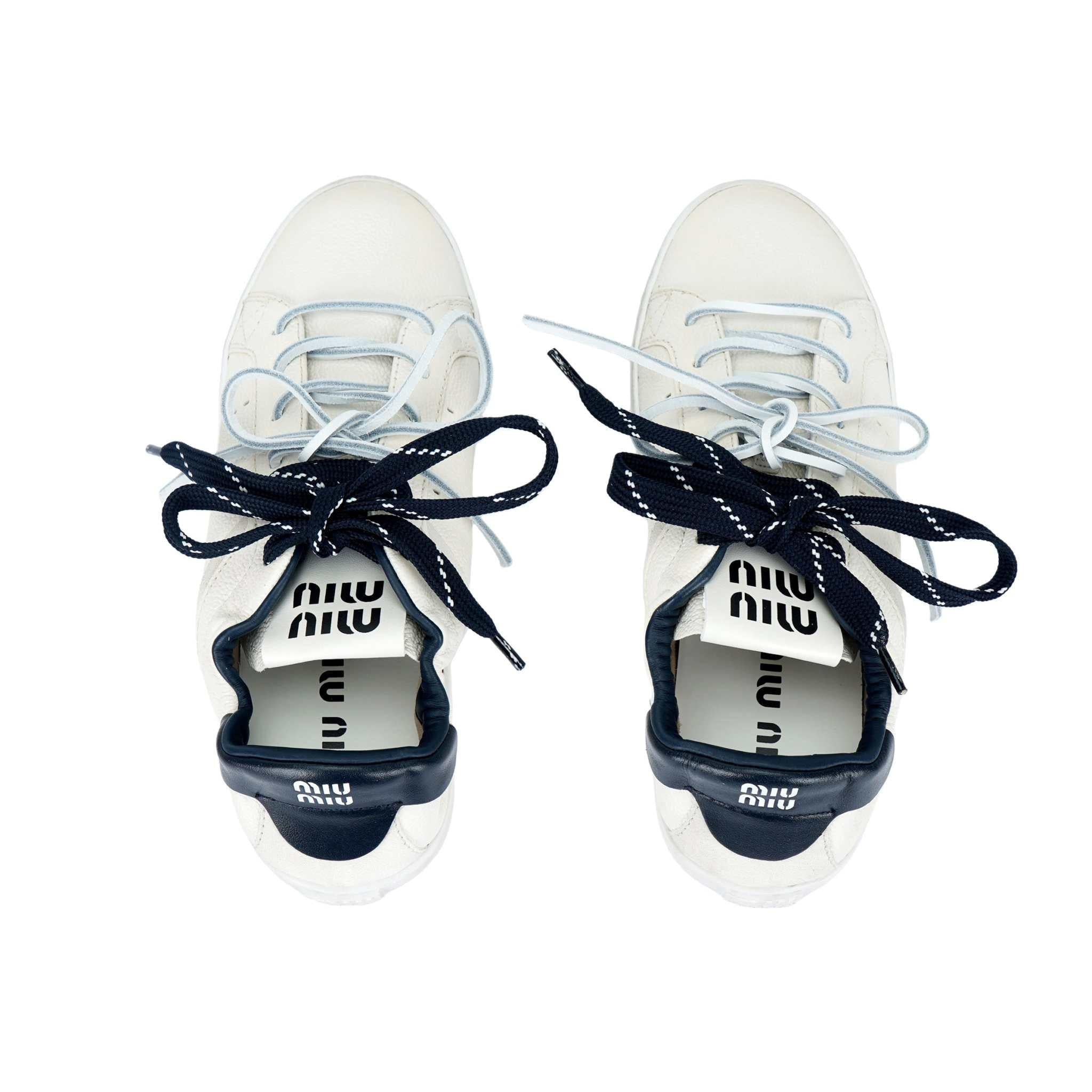 حذاء Sneakers من Miu Miu جلد أبيض وتفاصيل Navy Blue.