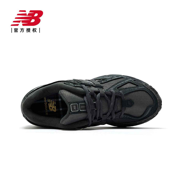 حذاء New Balance 1906Rالحذاء المعروض في الصور هو New Balance 1906R بلون أسود، يتميز بتصميم رياضي وعصري، مع تقنية N-ergy لامتصاص الصدمات وتوفير راحة مثالية. الهيكل الخارجي مصنوع من مواد شبسنيكرزNew balanceرفعةحذاء New