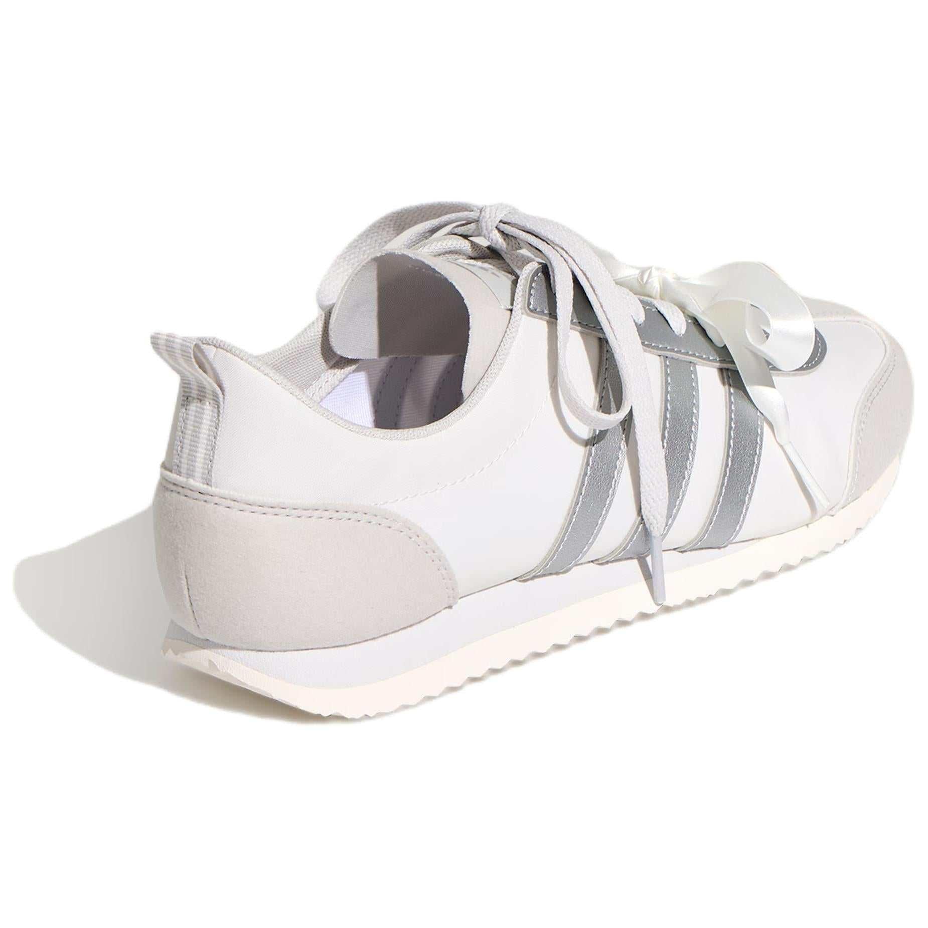 حذاء Sneakers نسائي كاجوال أبيض وفضي بأربطة Ribbon.