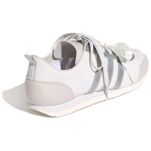 حذاء Sneakers نسائي كاجوال أبيض وفضي بأربطة Ribbon.