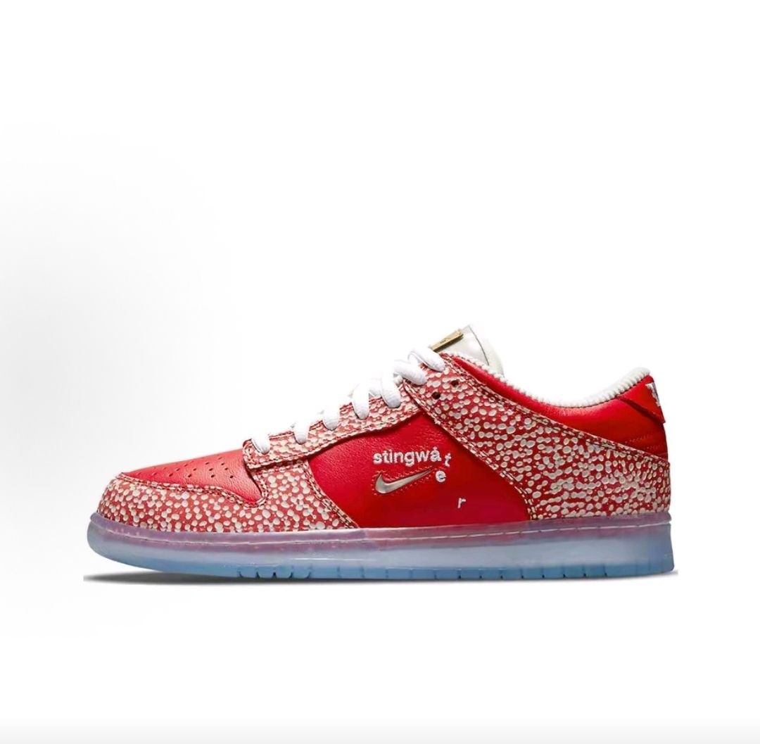 حذاء Nike SB Dunk Low x Stingwater باللون الأحمر