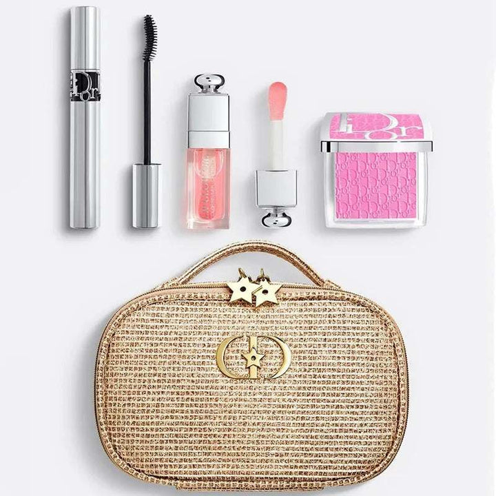طقم مكياج ديور الذهبي المحدود لموسم الأعياد مع ماسكارا سوداء، زيت شفاه وردي، بلاش وردي فاخر وحقيبة ذهبية فاخرة