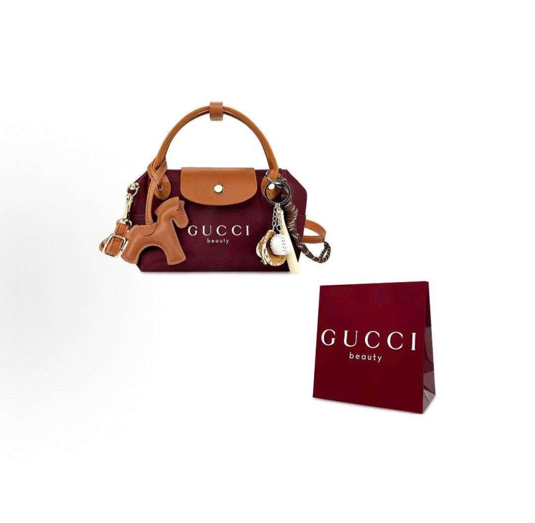حقيبة كتف GUCCI beauty لون عنابي.