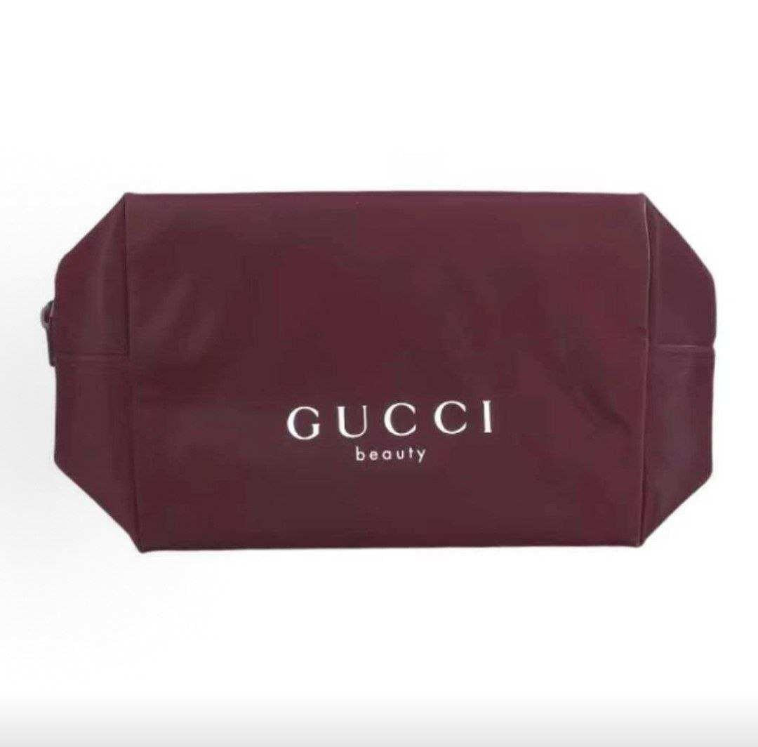 حقيبة يد GUCCI beauty عنابية بحزام كتف.