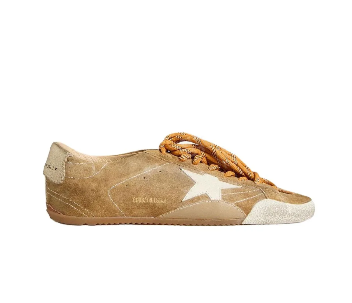 حذاء نسائي جولة مقدمة مسطحة بنعل منخفض بنمط Golden Goose True-Star بلون التبغ بنمط رقعة النجمة الجلدية