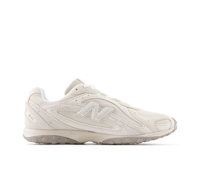 New Balance حذاء كاجوال أبيض مريح ومتين للرجال والنساء بشعار NB ونعل خارجي بنقشة دائرية