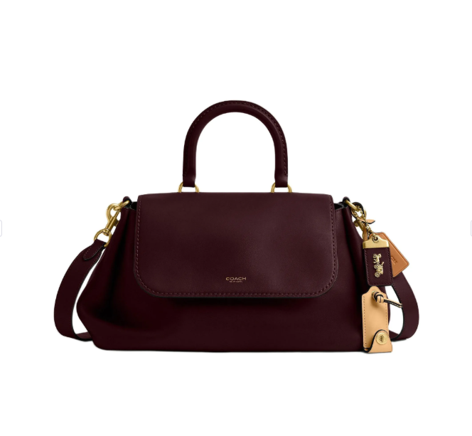 شنطة كوتش COACH ROGUE 35 جلد عنابي بلمعان خفيف مع حواف مصقولة وحزام طويل قابل للتعديل وسحابات ذهبية فاخرة