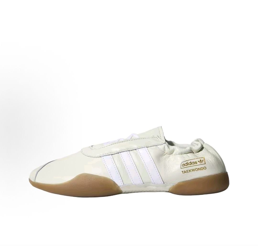 حذاء adidas Taekwondo باللون الأبيض الكريمي