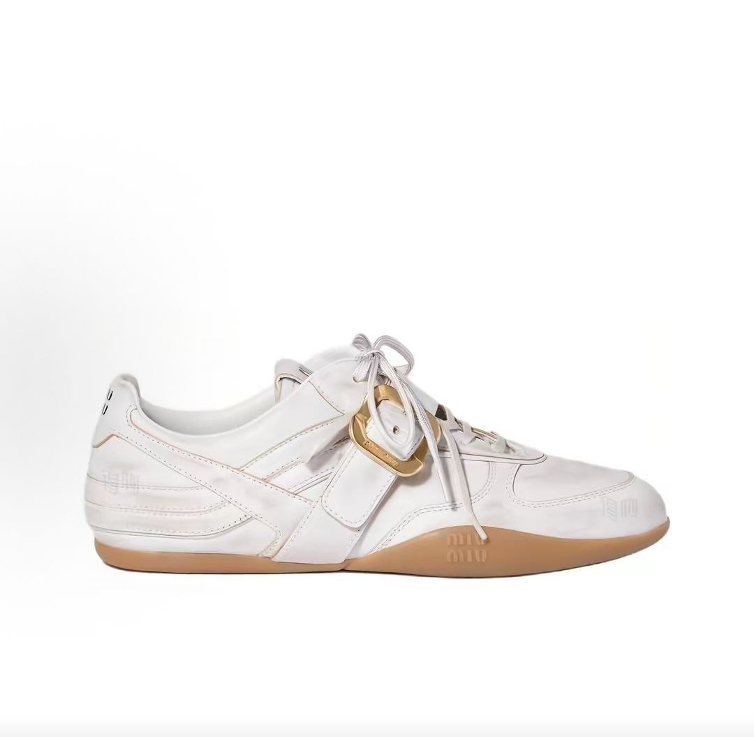 حذاء رياضي Miu Miu أبيض بإبزيم ذهبي