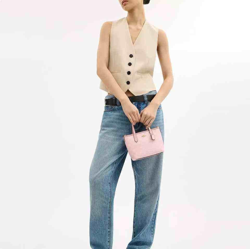 coach city 15 حقيبة كوتش صغيرة وردي ناعم.