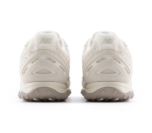 New Balance |نيو بالانس حذاء كاجوال مريح ومتين للرجال والنساء باللون الأبيض.