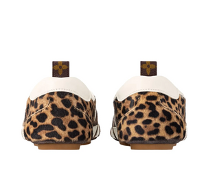 Louis Vuitton | لويس فويتون حذاء نسائي بنقشة فهد من جلد السويد بتصميم ألماني أنيق ولون بني.