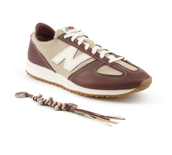 New Balance حذاء كاجوال أنيق بنمط كلاسيكي باللون البني للجنسين مع شعار N أبيض ونعل مطاطي ضد الانزلاق