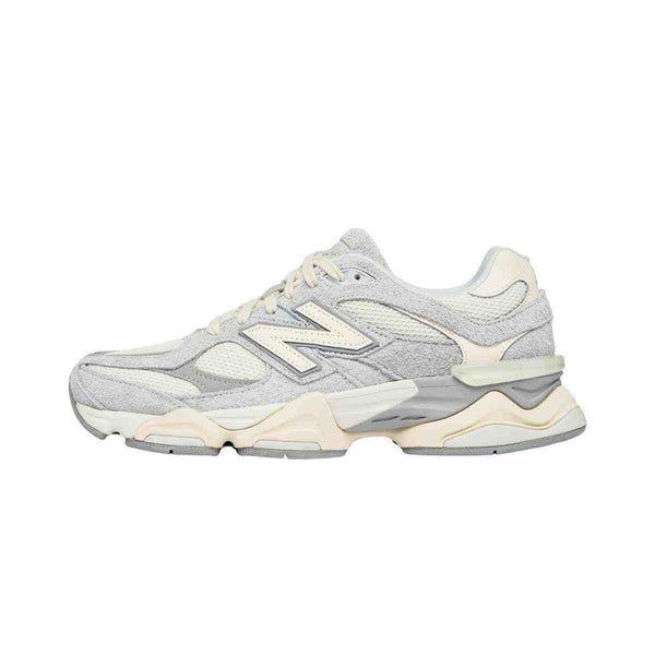 حذاء نيوبالانس رياضي أبيض ورمادي بتصميم عصري وراحة فائقة