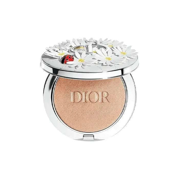 إضاءة وجه Dior Forever Couture Luminizer 003 بلمعة لؤلؤية.