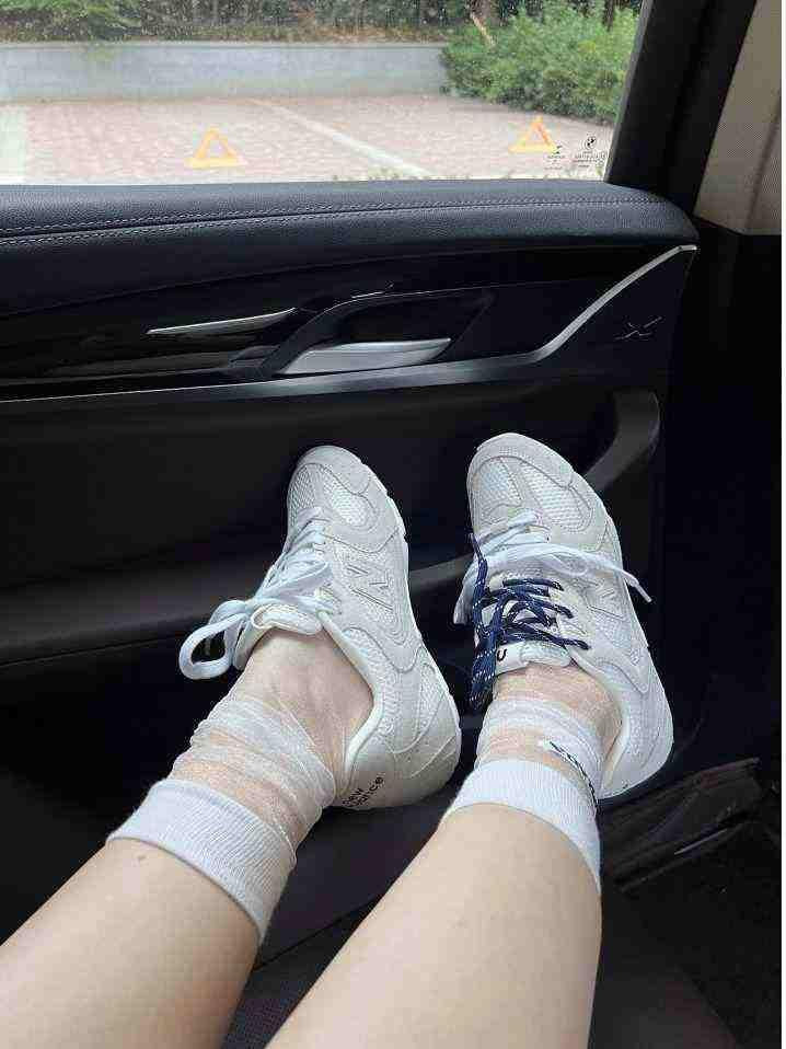 سنيكيرز New Balance من الشبك والجلد السويديNew Balance X Miu Miu.