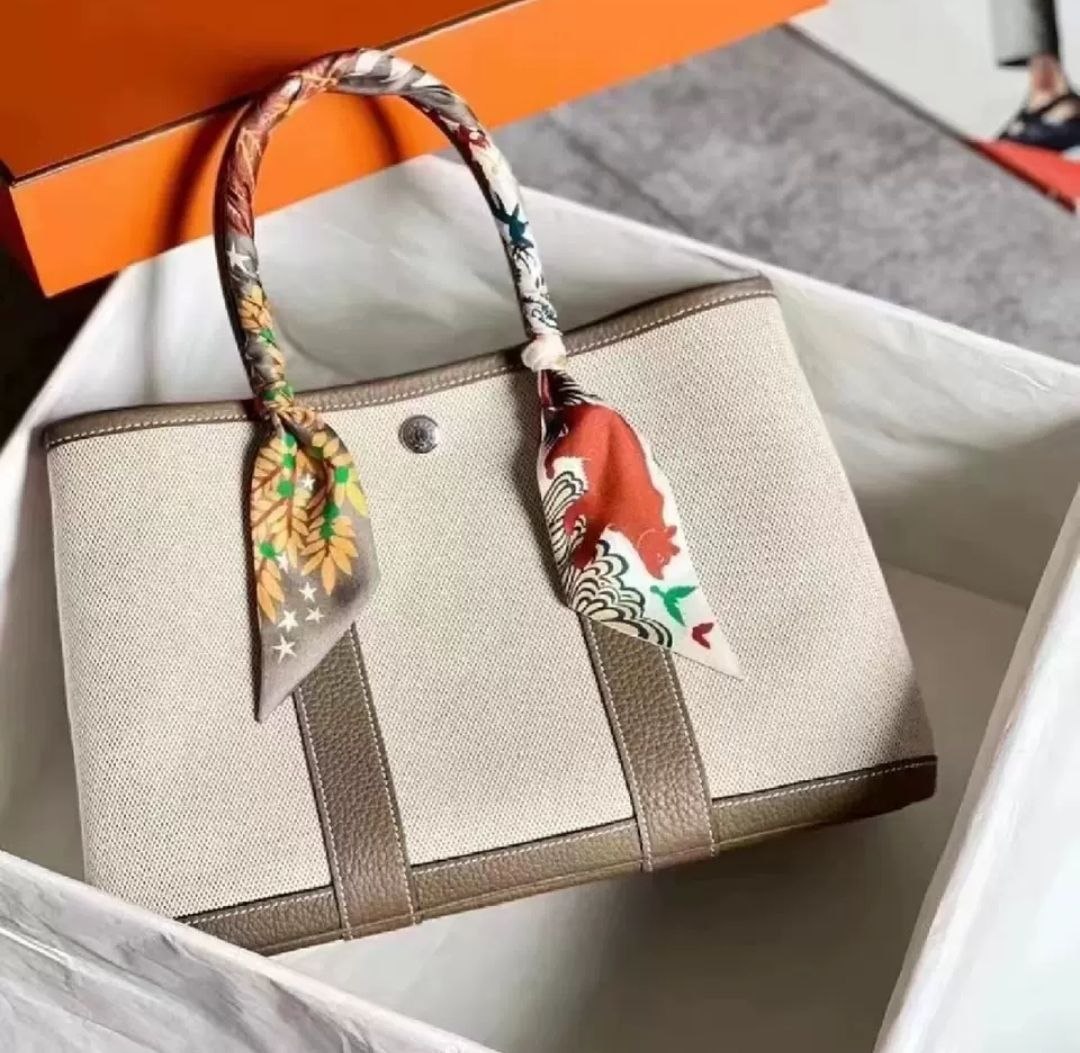 حقيبة Tote من الكانفاس والجلد بتصميم كلاسيكي