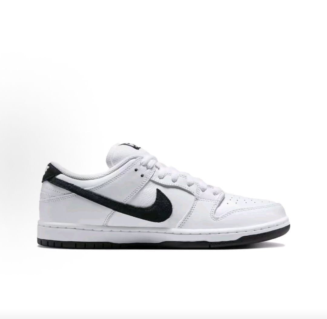 حذاء Nike SB Dunk Low باللونين الأبيض والأسود