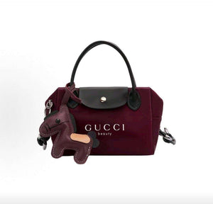 حقيبة GUCCI beauty ميني عنابية بحزام كتف.
