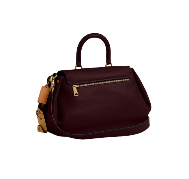 شنطة كوتش جلد ناعم لون عنابي مع حزام قابل للتعديل ولمسات معدنية ذهبية عملية وأنيقة