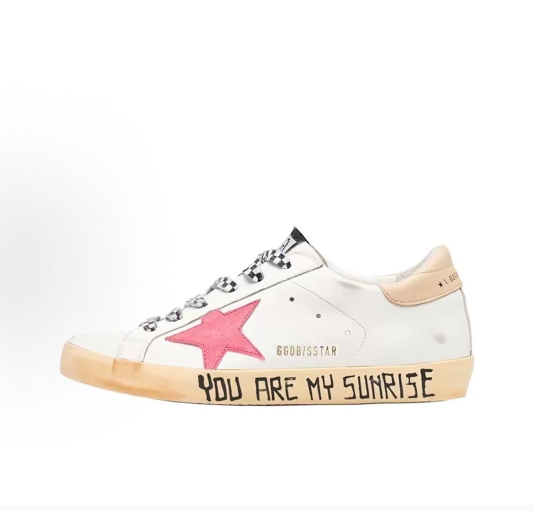 حذاء Golden Goose Super-Star أبيض بنجمة وردية حذاء نسائي
