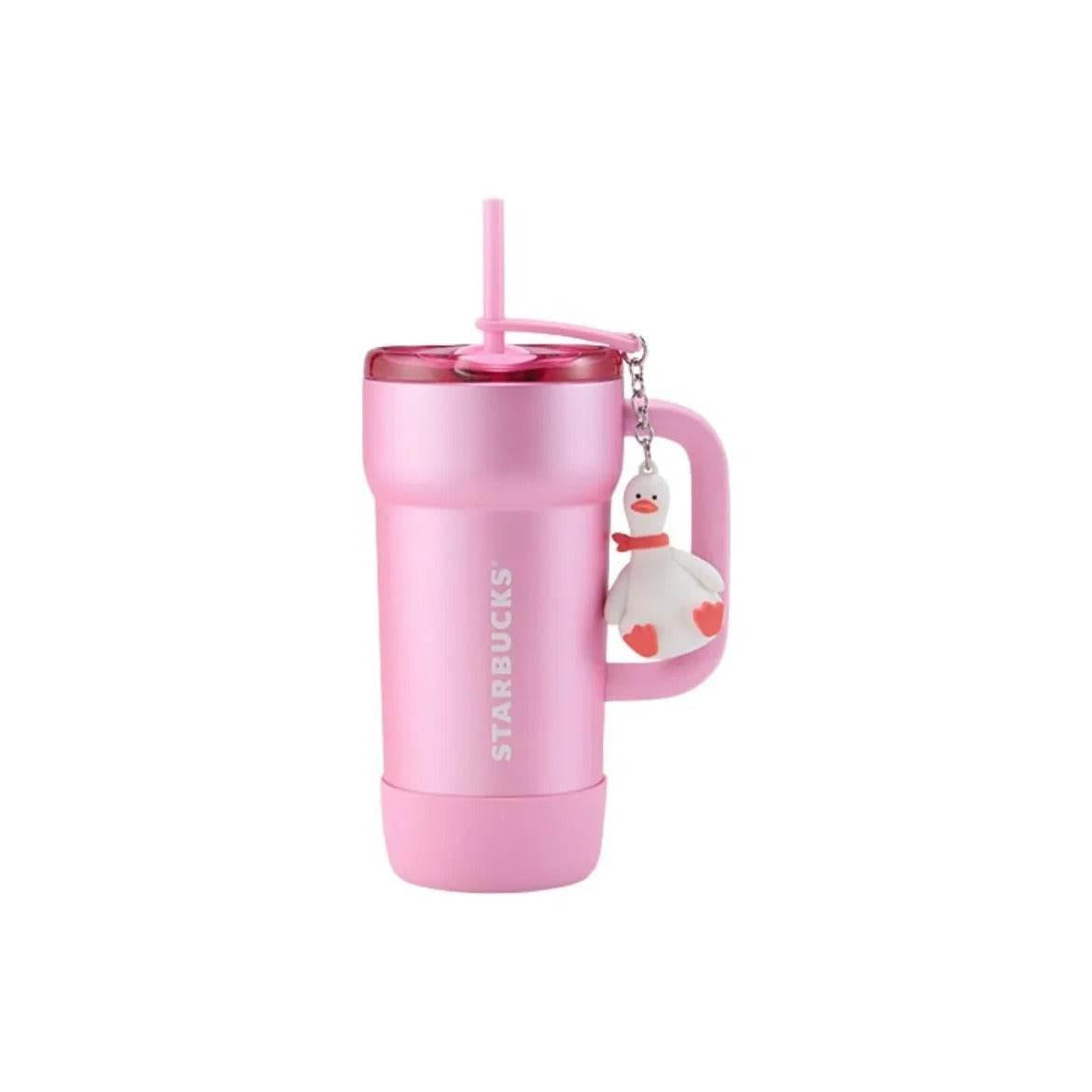 كوب Starbucks وردي مع يد وميدالية بطة لطيفة.
