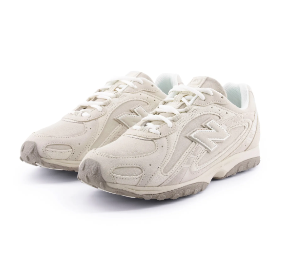 New Balance حذاء كاجوال أبيض مريح ومتين للرجال والنساء بتصميم عصري ونعل خارجي مثالي للاستخدام اليومي