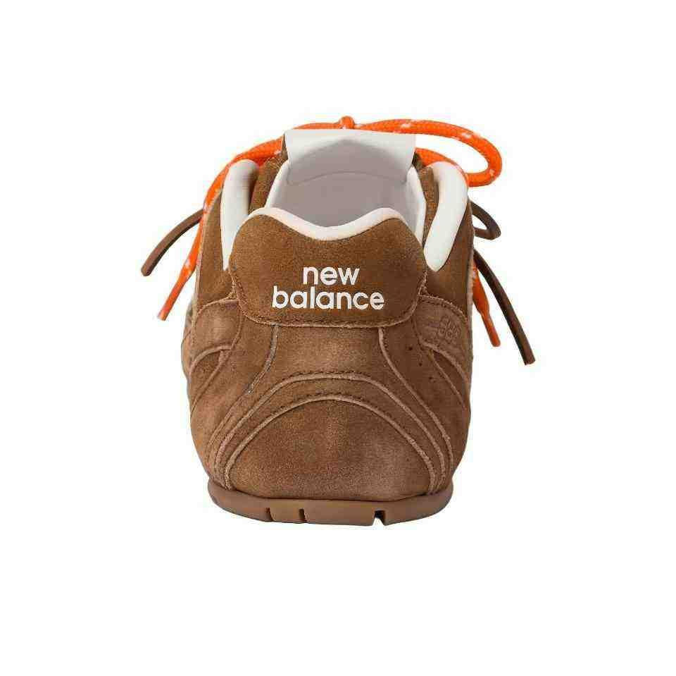 سنيكيرز شبك نيو بلانس x ميو ميو من الجلد السويدي New Balance X Miu Miu.