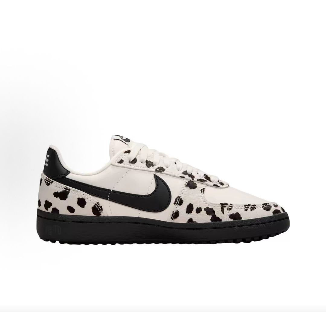 حذاء Nike رياضي مميز بنقشة البقر أبيض وأسود