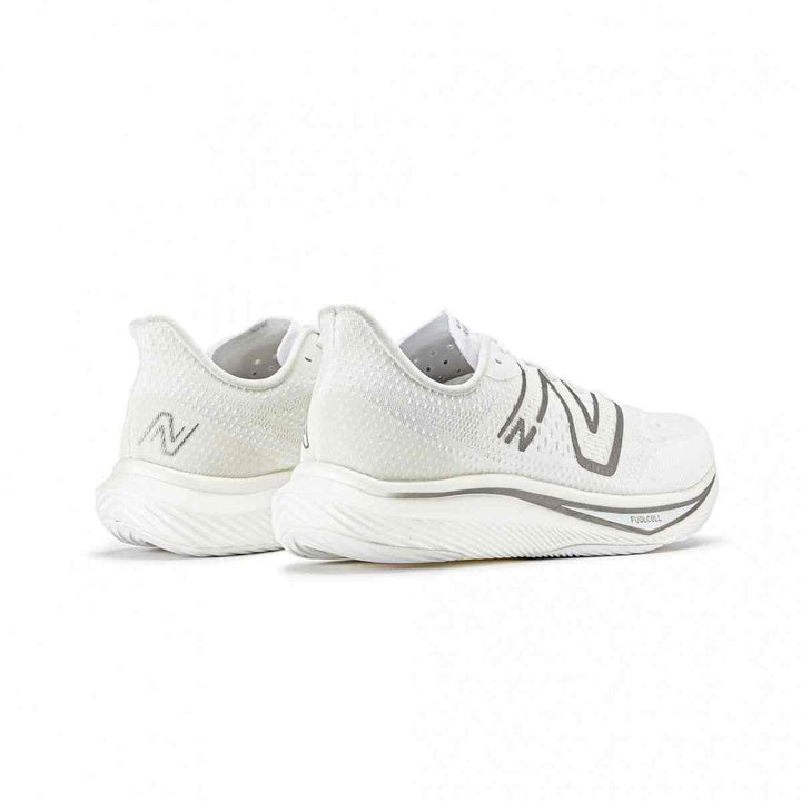 حذاء رياضي أبيض من New Balanceحذاء رياضي من New Balance باللون الأبيض مع لمسات ذهبية، يتميز بخفة وزنه ونعله الخارجي المصمم لتعزيز الثبات أثناء الجري. يحتوي على تقنية FuelCell التي توفر راحة فائقةحذاء جريNew balanceرفعةحذاء رياضي