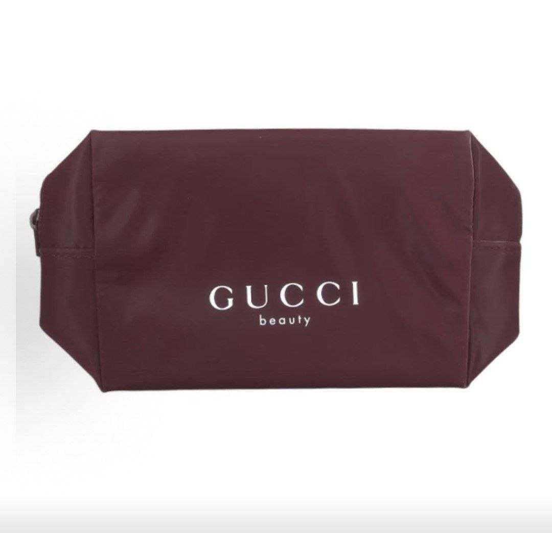حقيبة يد GUCCI beauty عنابية بتفاصيل جلدية.