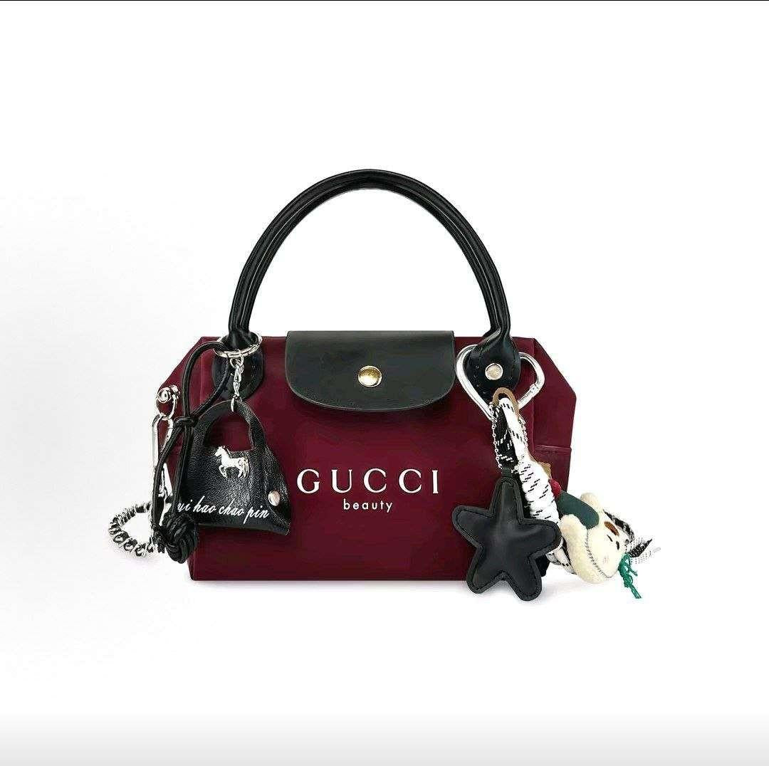 حقيبة يد GUCCI beauty عنابية بحزام كتف.