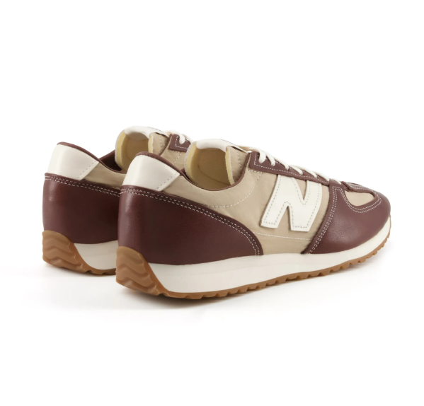 New Balance حذاء كاجوال أنيق للجنسين بني بقماش و جلد ناعم بشعار N أبيض ونعل مطاطي عسلي مقاوم للانزلاق