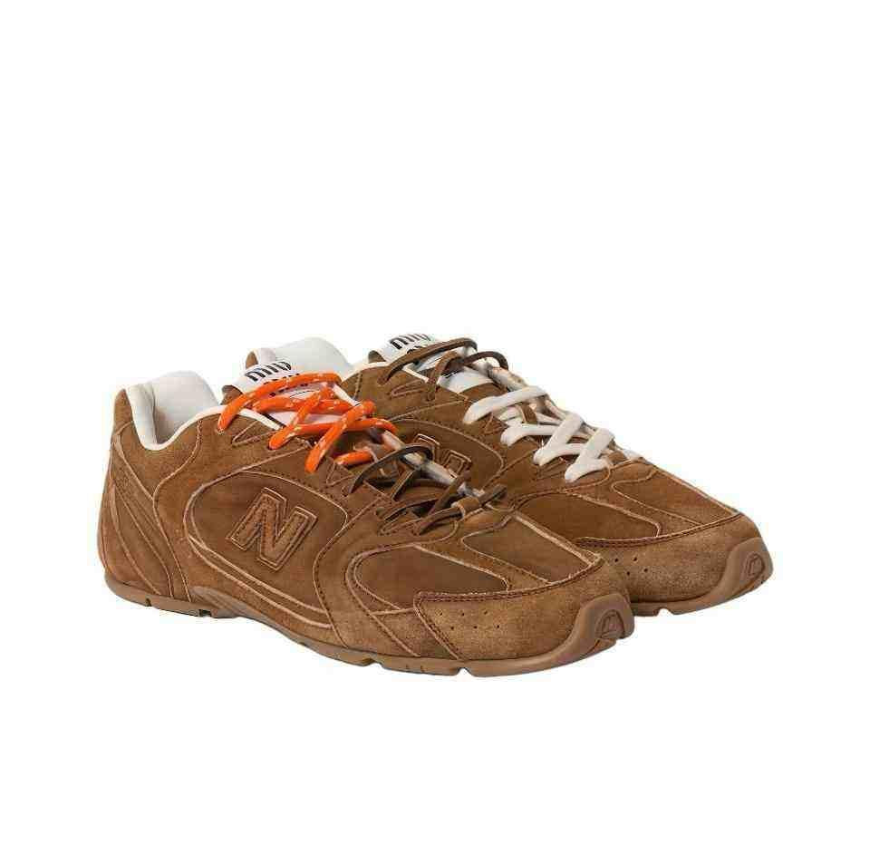 سنيكيرز شبك نيو بلانس x ميو ميو من الجلد السويدي New Balance X Miu Miu.
