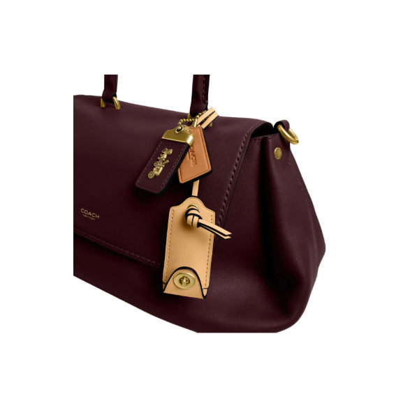 شنطة كوتش COACH ROGUE 35 جلد عنابي معلمّات ذهبية وحزام قابل للتعديل تصميم فاخر عملي