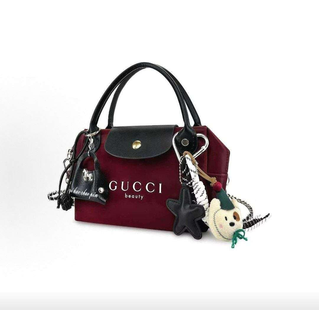 حقيبة يد GUCCI beauty عنابية بحزام كتف.