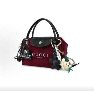 حقيبة يد GUCCI beauty عنابية بحزام كتف.