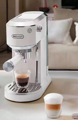 ماكينة DeLonghi لتحضير Espresso و Cold Brew بتصميم أنيق.