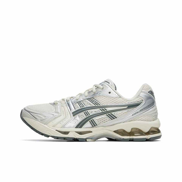 حذاء ASICS GEL-KAYANO 14 الرياضي باللون الأوف وايت مع شبكة وجلد صناعي لتوفير راحة وتهوية عالية أثناء المشي والجري.