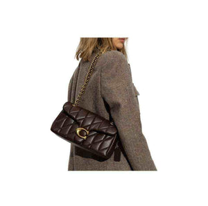 حقيبة Coach كتف جلد مبطن Quilted باللون البني الغامق.