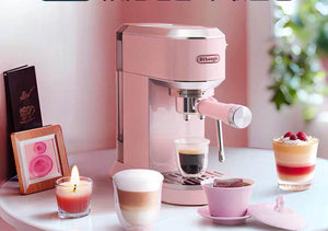 ماكينة DeLonghi لتحضير Espresso و Cold Brew بتصميم أنيق.