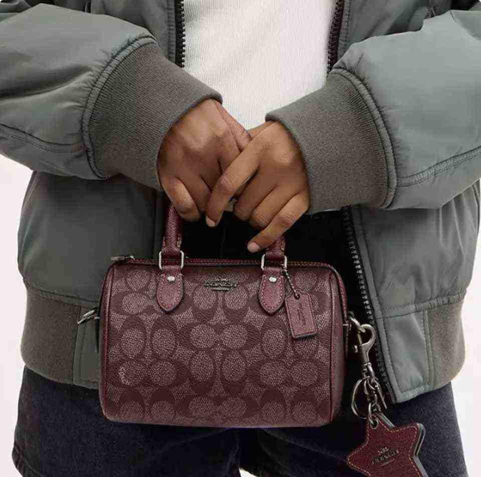 حقيبة Coach نسائية Mini Rowan Satchel لون عنابي.
