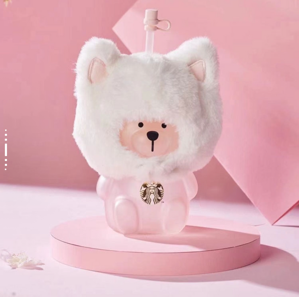 كوب ستاربكس ببيرك وردي مع غطاء فروي أبيض وأذنين ناعمتين بتصميم دب لطيف بشعار ذهبي ومصاصة قابلة للإغلاق