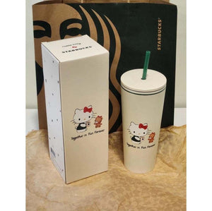 كوب Starbucks بتصميم Hello Kitty مع غطاء وقشة باللون الأخضر.