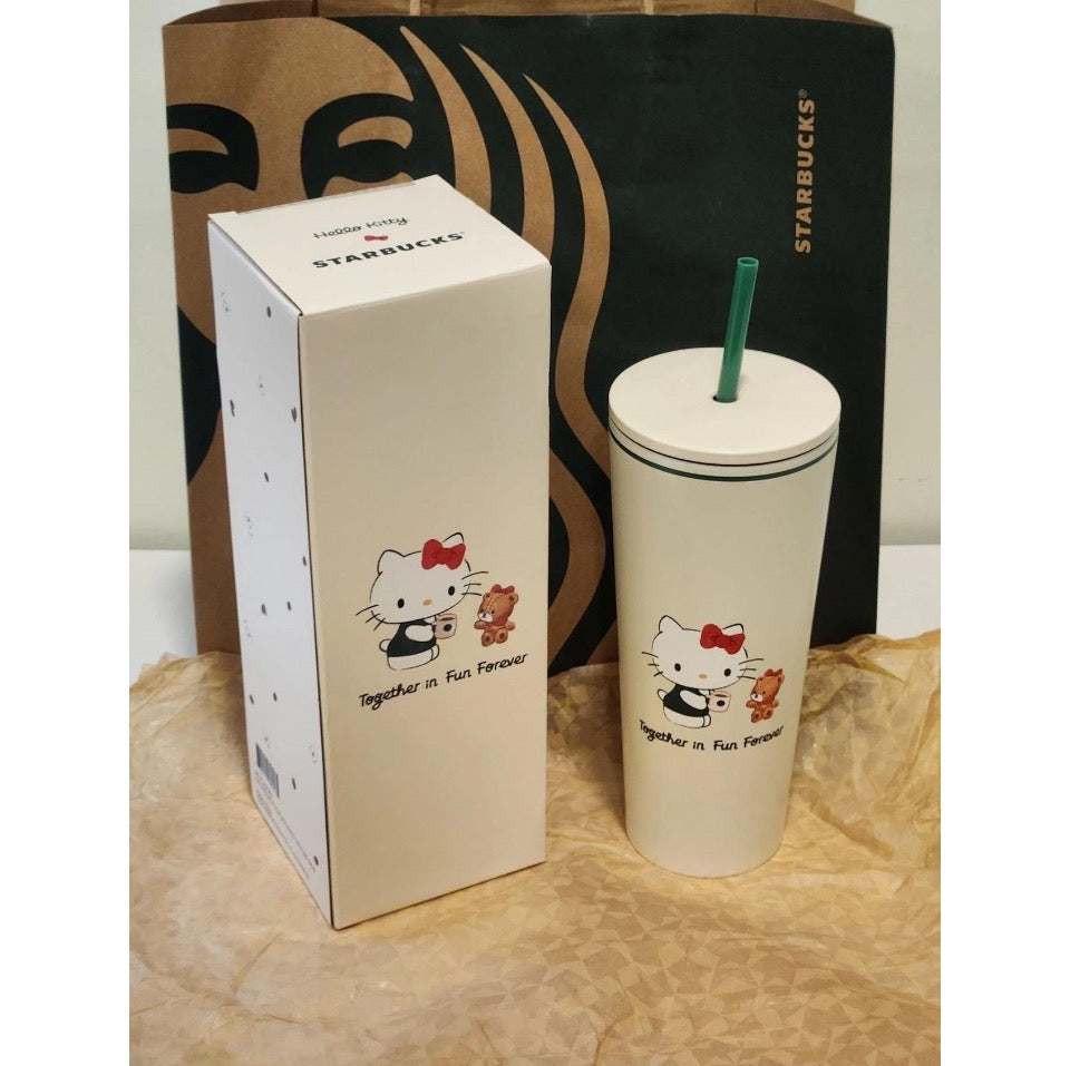 كوب Starbucks بتصميم Hello Kitty مع غطاء وقشة باللون الأخضر.