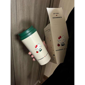 كوب Starbucks بتصميم Hello Kitty مع غطاء وقشة باللون الأخضر.