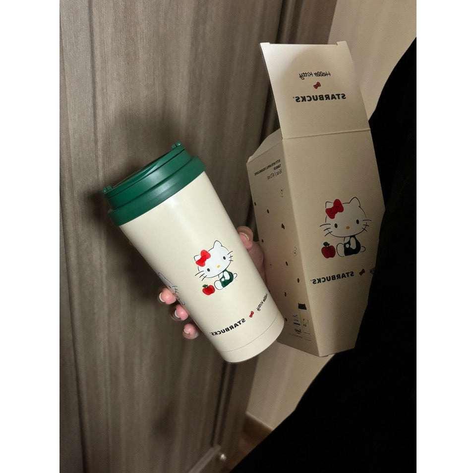 كوب Starbucks بتصميم Hello Kitty مع غطاء وقشة باللون الأخضر.