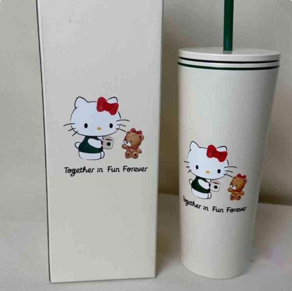 كوب Starbucks بتصميم Hello Kitty مع غطاء وقشة باللون الأخضر.