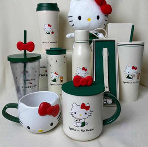 كوب Starbucks بتصميم Hello Kitty مع غطاء وقشة باللون الأخضر.