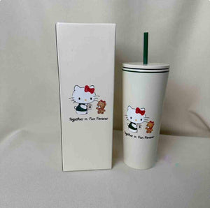 كوب Starbucks بتصميم Hello Kitty مع غطاء وقشة باللون الأخضر.
